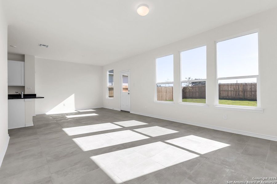 Spacious, unfurnished interior of a new home in Spanish Trails, San Antonio (Image 8).