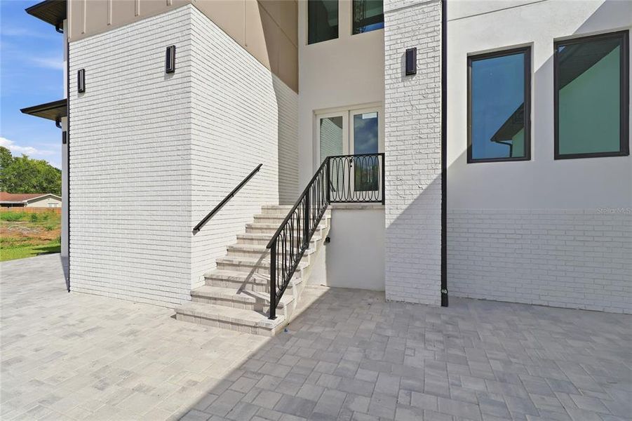 Exterior details and patio area of a home in , Tampa (Image 4).