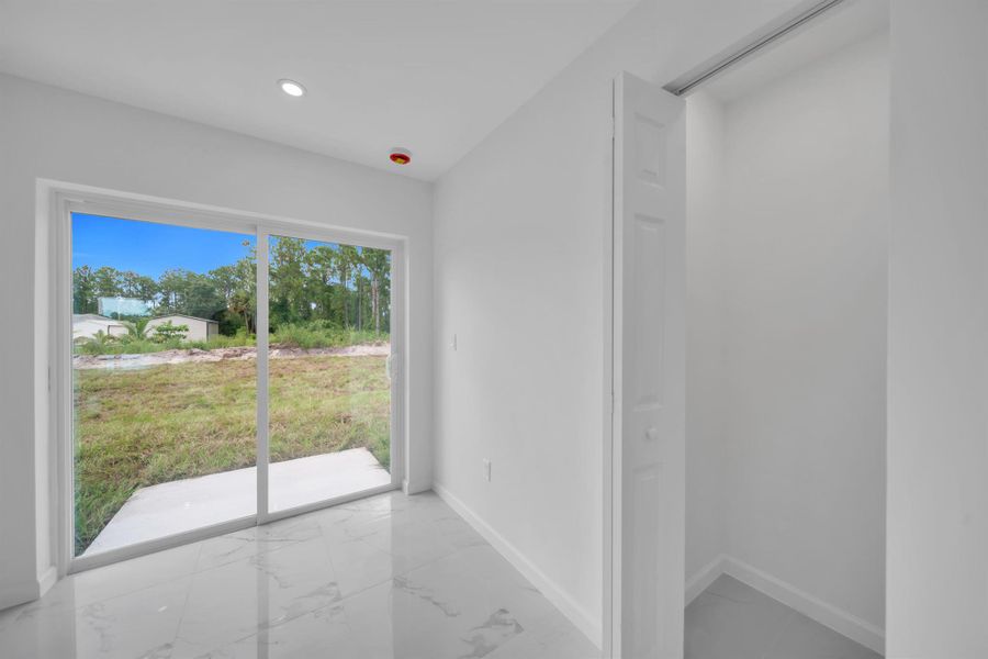 Spacious, unfurnished interior of a new home in , Lehigh Acres (Image 10).