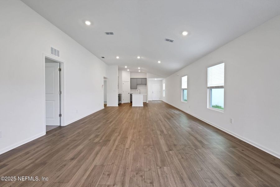 Spacious, unfurnished interior of a new home in Bellbrooke, Jacksonville (Image 6).