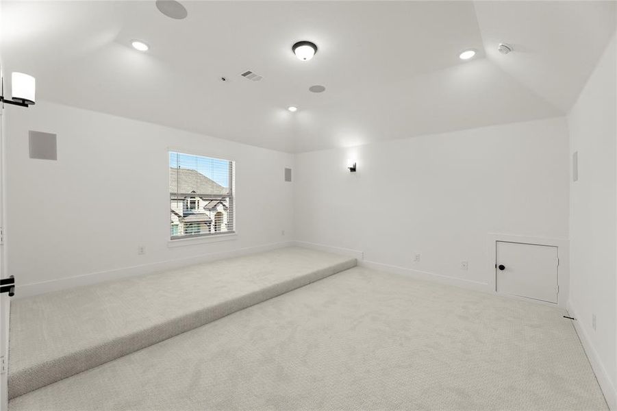 21. 11902 Crystal Springs - Media