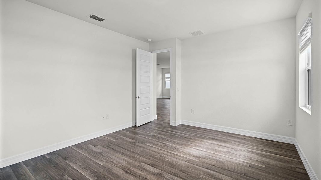 Spacious, unfurnished interior of a new home in Harmony on Lake Eloise, Winter Haven (Image 17).