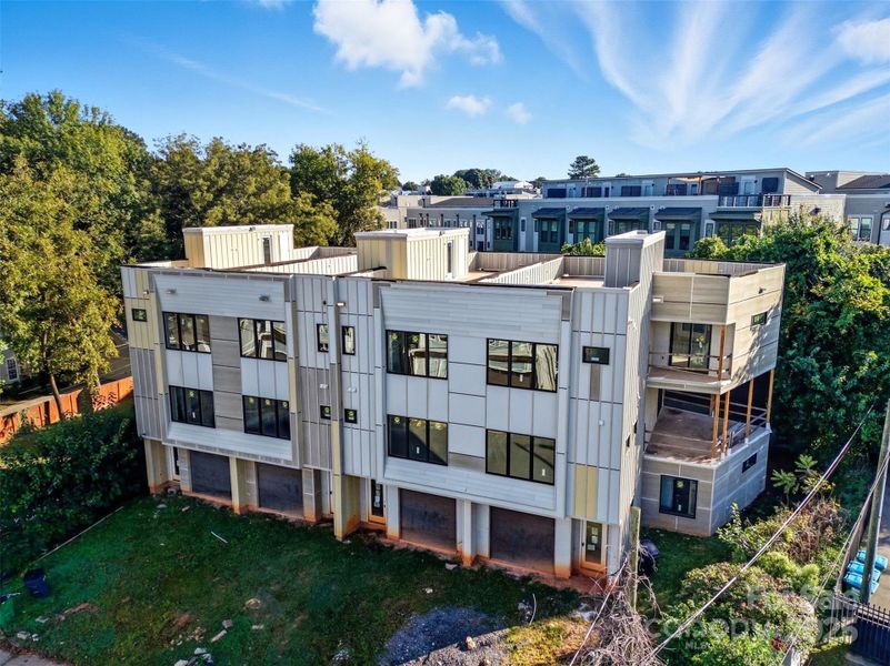 Condo located in Charlotte, NC showcasing its design and architecture (Image 6).