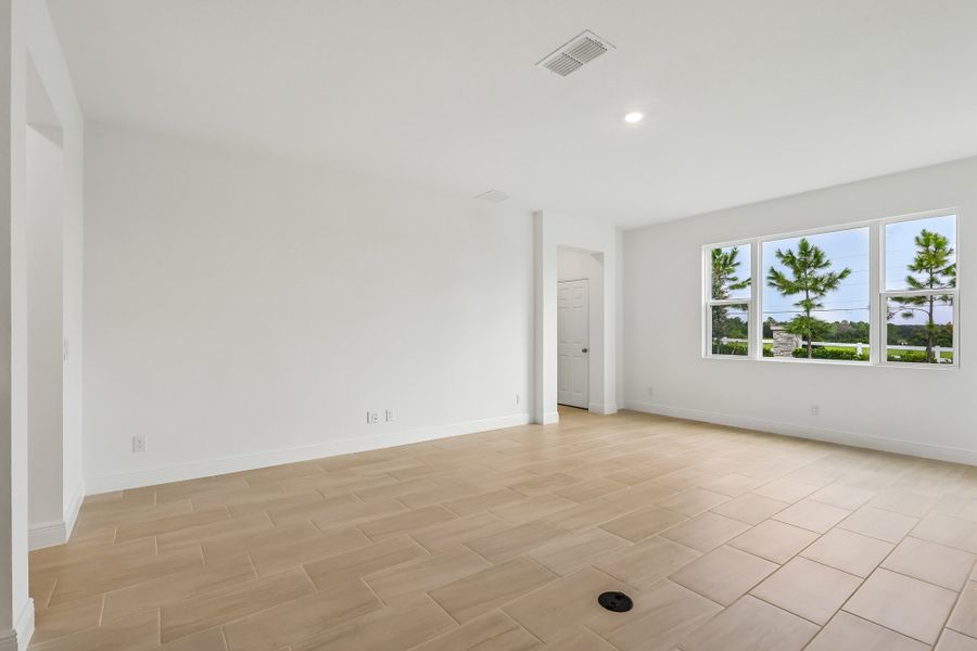 Spacious, unfurnished interior of a new home in Trinity Lakes, Groveland (Image 7).