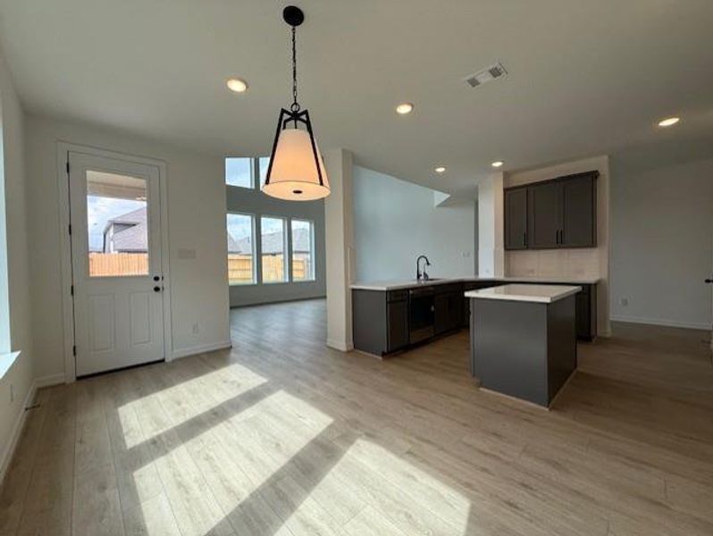 Spacious, unfurnished interior of a new home in Blue Heron Estates, Mont Belvieu (Image 9).
