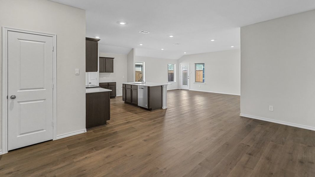 Spacious, unfurnished interior of a new home in Oak Valley Estates, Bullard (Image 23).