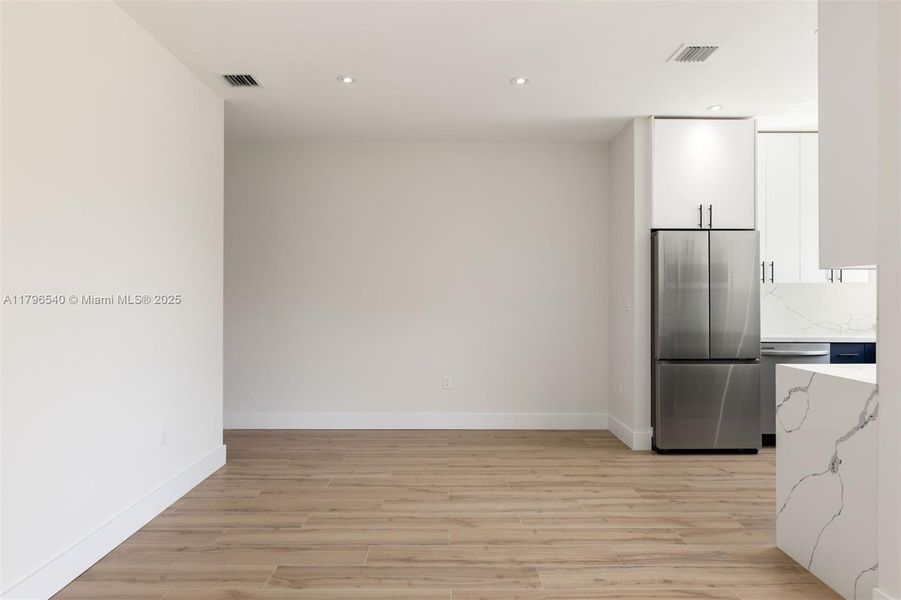 Spacious, unfurnished interior of a new home in , Miami (Image 24).