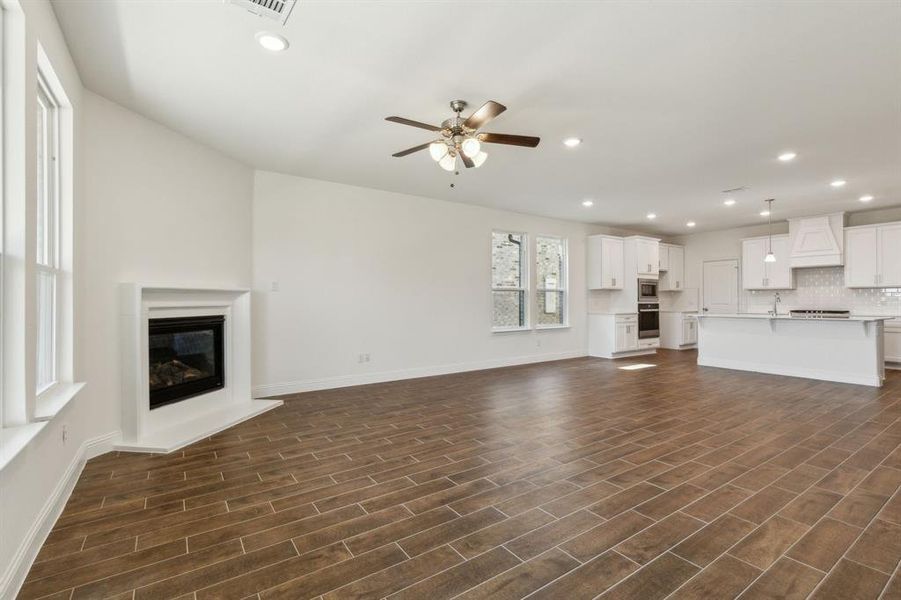 Spacious, unfurnished interior of a new home in AnaCapri, Anna (Image 14). Spacious, unfurnished interior of a new home in AnaCapri, Anna (Image 14).