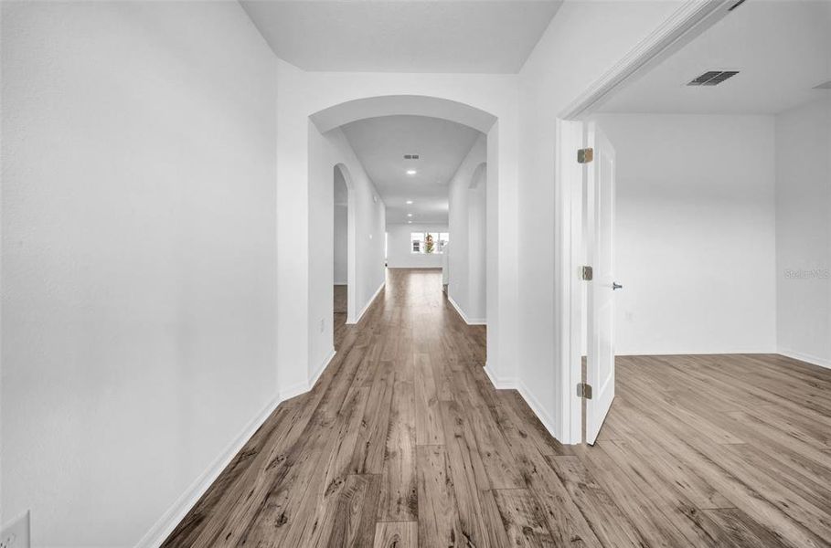 Spacious, unfurnished interior of a new home in , Wesley Chapel (Image 17).