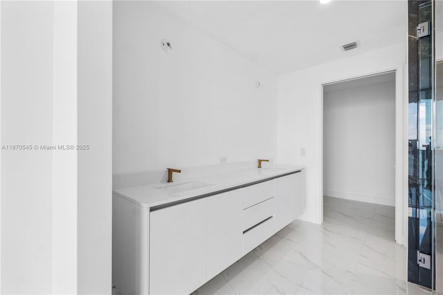 Spacious, unfurnished interior of a new home in Aria Reserve, Miami (Image 12).