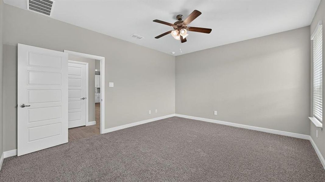 Spacious, unfurnished interior of a new home in Trails of Elizabeth Creek, Fort Worth (Image 18).