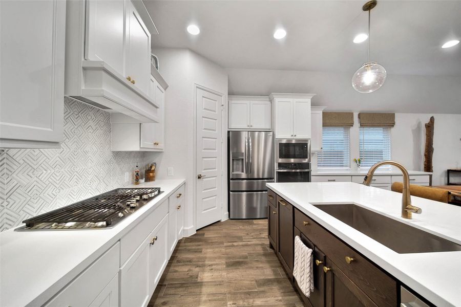 Well-appointed kitchen features GE Profile appliances, including a Wi-Fi-enabled oven & 5-burner gas cooktop.