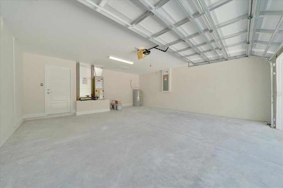 Spacious, unfurnished interior of a new home in , Ocala (Image 24).