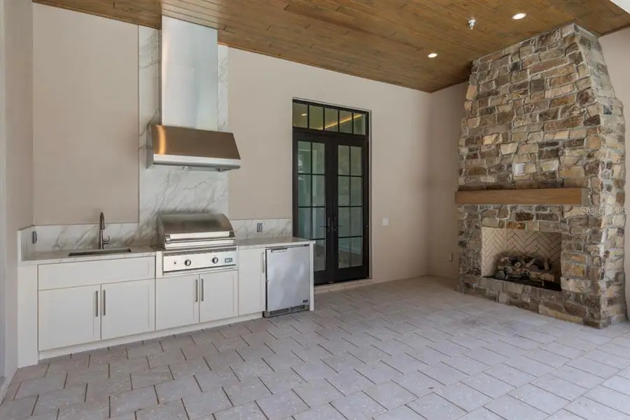 Exterior details and patio area of a home in , Orlando (Image 3).