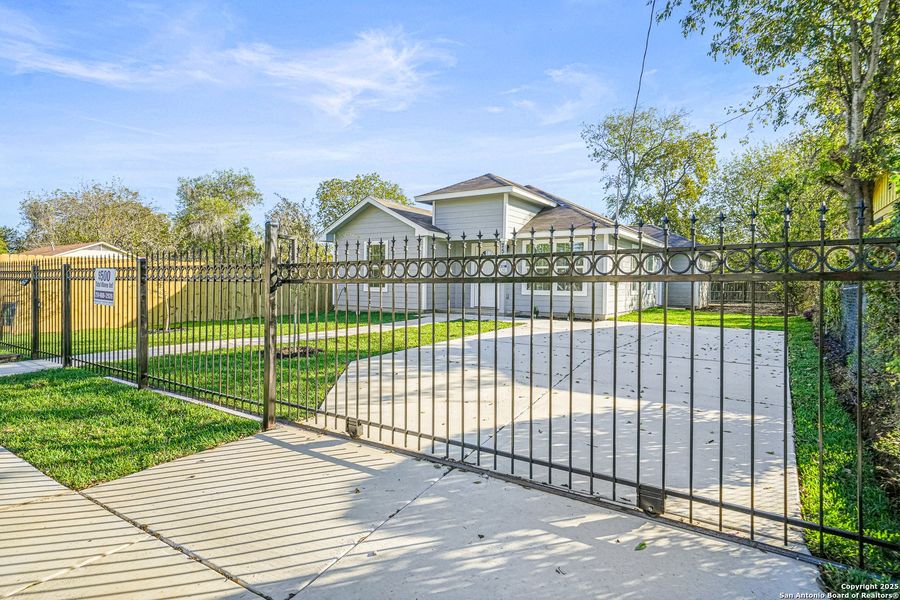 Exterior details and patio area of a home in , San Antonio (Image 21).