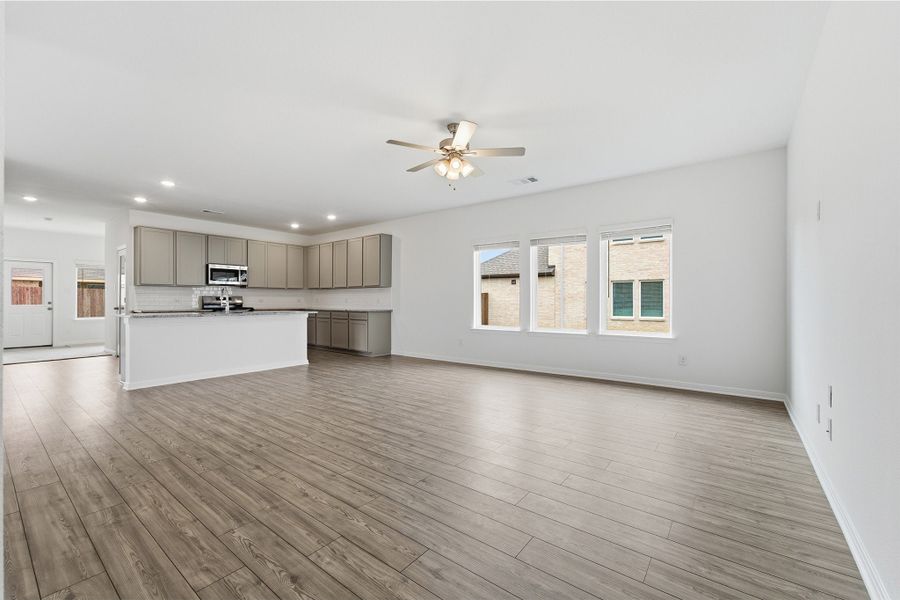 Spacious, unfurnished interior of a new home in Saddlebrook Estates, Waxahachie (Image 20).