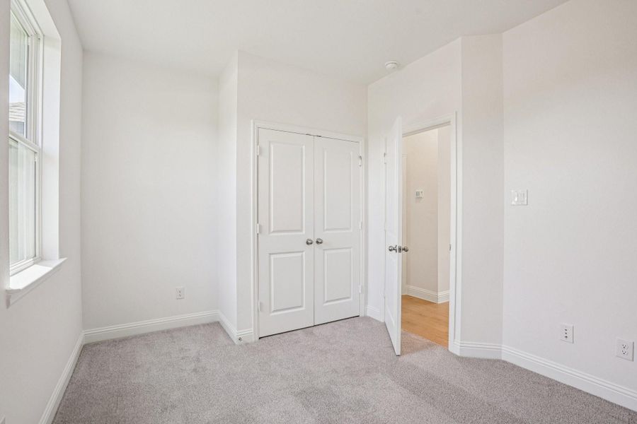 Spacious, unfurnished interior of a new home in Sienna 40', Missouri City (Image 15).