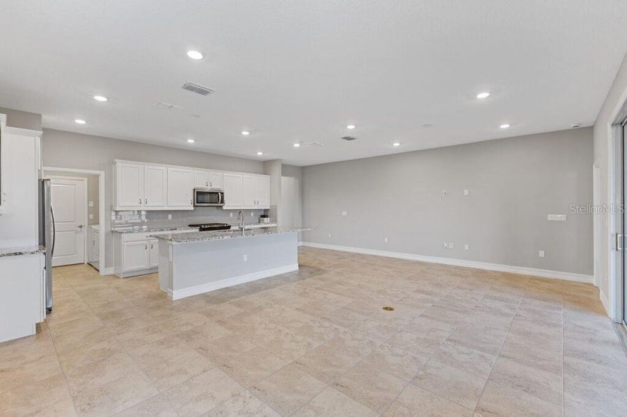 Spacious, unfurnished interior of a new home in Ocala Preserve, Ocala (Image 12).