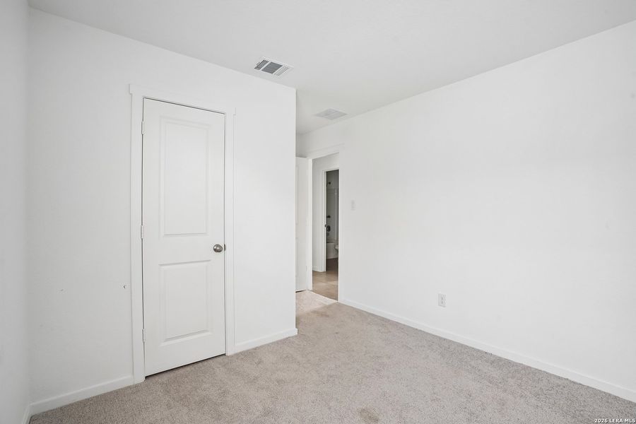 Spacious, unfurnished interior of a new home in Steelwood Trails, New Braunfels (Image 32).