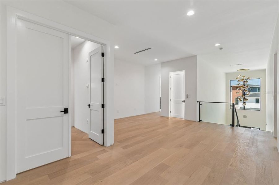 Spacious, unfurnished interior of a new home in , Tampa (Image 53).