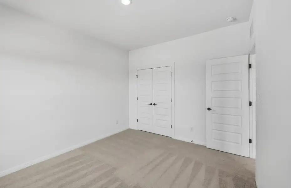 Spacious, unfurnished interior of a new home in Bluffview Reserve, Leander (Image 27).