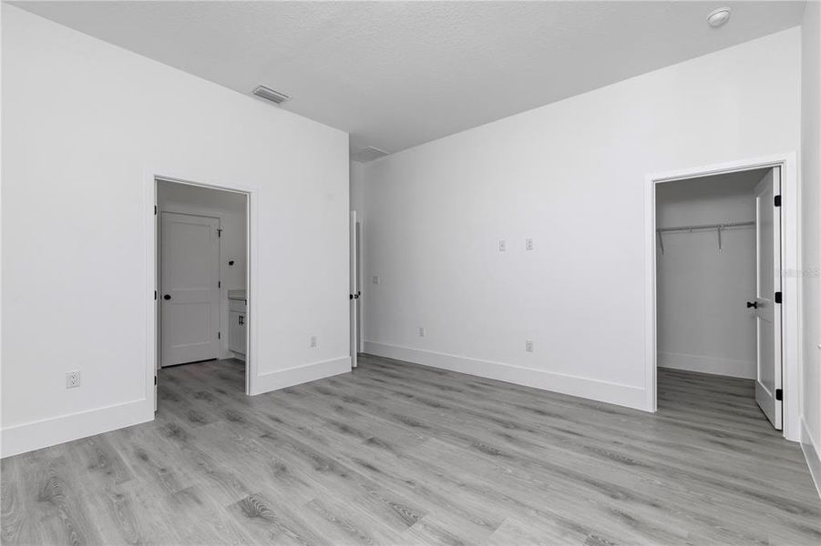 Spacious, unfurnished interior of a new home in , Dunnellon (Image 32).