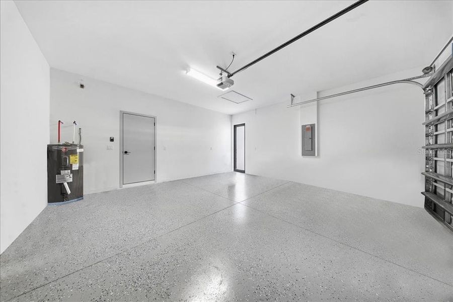 Spacious, unfurnished interior of a new home in , Lehigh Acres (Image 27).