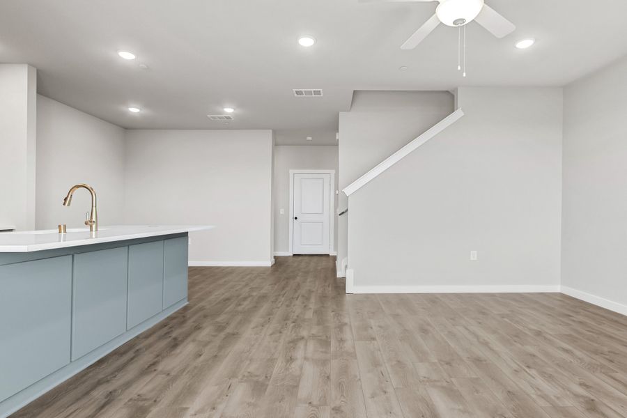 Spacious, unfurnished interior of a new home in Wildridge, Oak Point (Image 19).