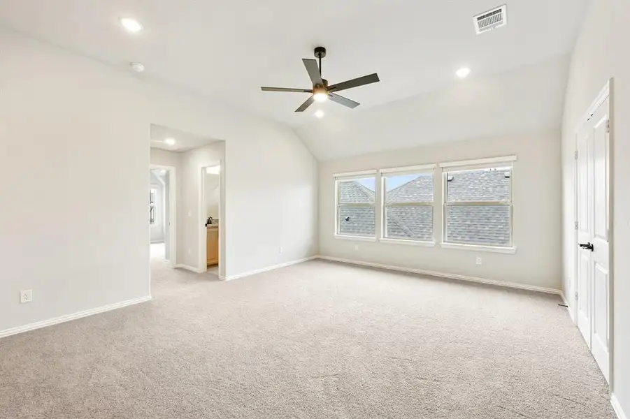 Spacious, unfurnished interior of a new home in Willow Wood, McKinney (Image 23).