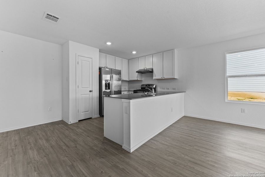 Furnished interior view inside a new home in Lodi Grove, Floresville (Image 5).