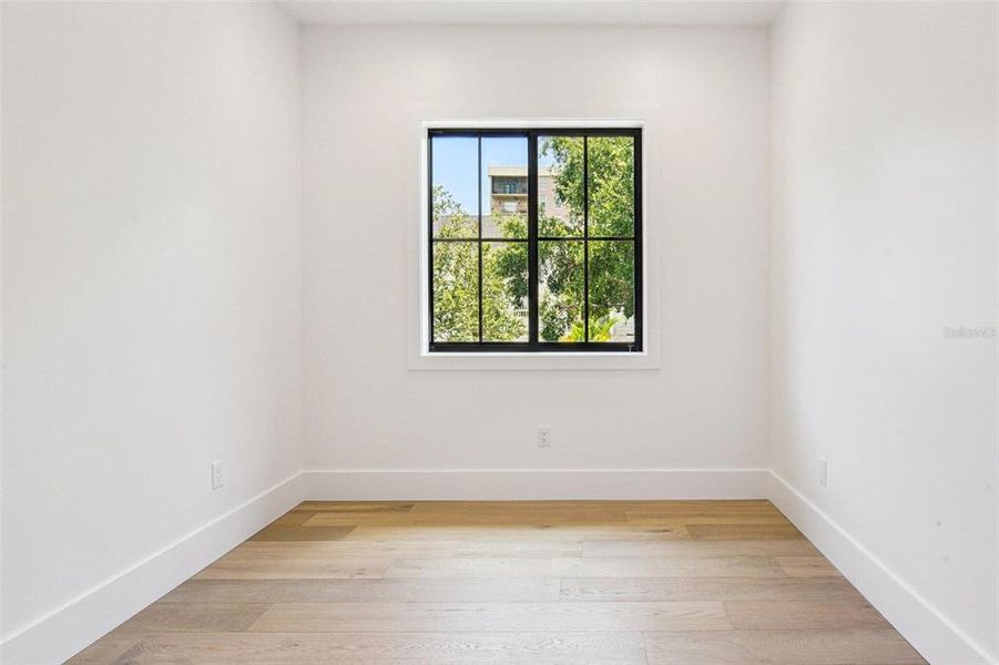 Spacious, unfurnished interior of a new home in , Tampa (Image 19).