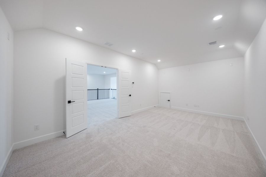 Spacious, unfurnished interior of a new home in Heath Golf and Yacht Club, Heath (Image 21).