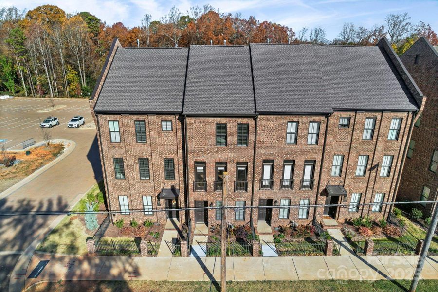 Condo located in Huntersville, NC showcasing its design and architecture (Image 5).