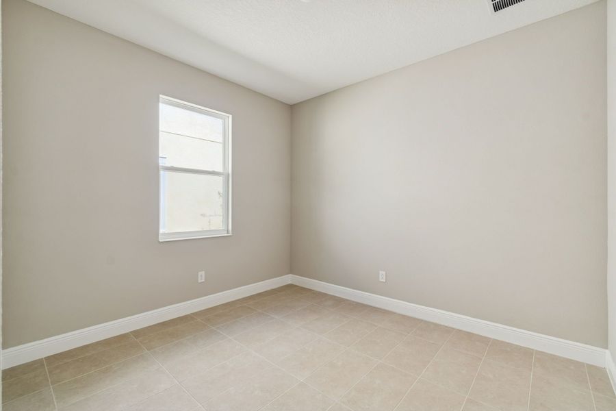 Spacious, unfurnished interior of a new home in Southern Hills Plantation, Brooksville (Image 44).