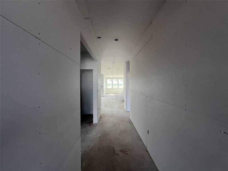 Spacious, unfurnished interior of a new home in Rolling Glen, Hutto (Image 27).