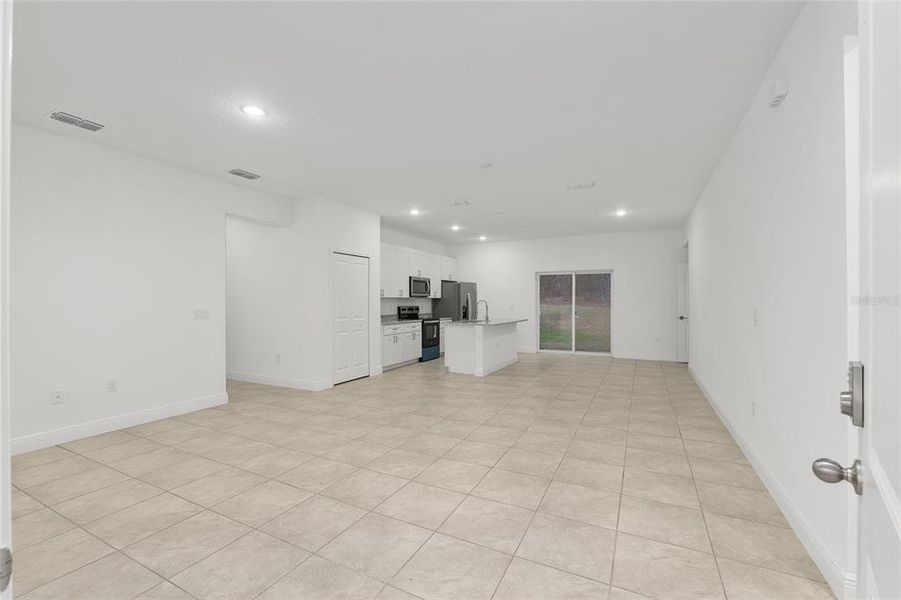 Spacious, unfurnished interior of a new home in , Citrus Springs (Image 16).