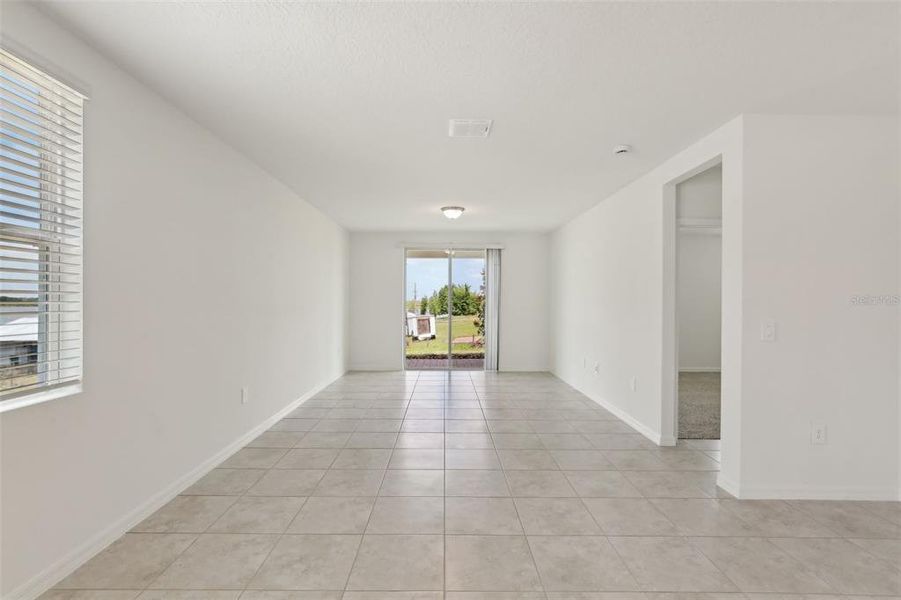 Spacious, unfurnished interior of a new home in Eden Hills, Lake Alfred (Image 30).