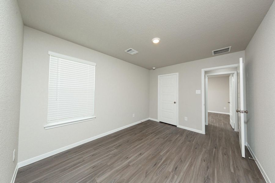 Spacious, unfurnished interior of a new home in Mackenzie Creek, Conroe (Image 12).