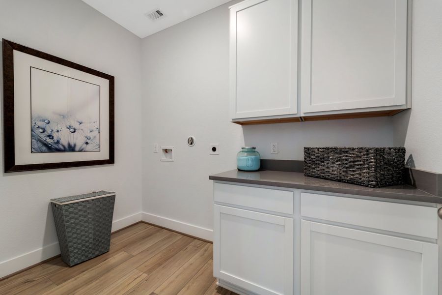 Furnished interior view inside a new home in Saddlebrook Estates, Waxahachie (Image 17). Furnished interior view inside a new home in Saddlebrook Estates, Waxahachie (Image 17).