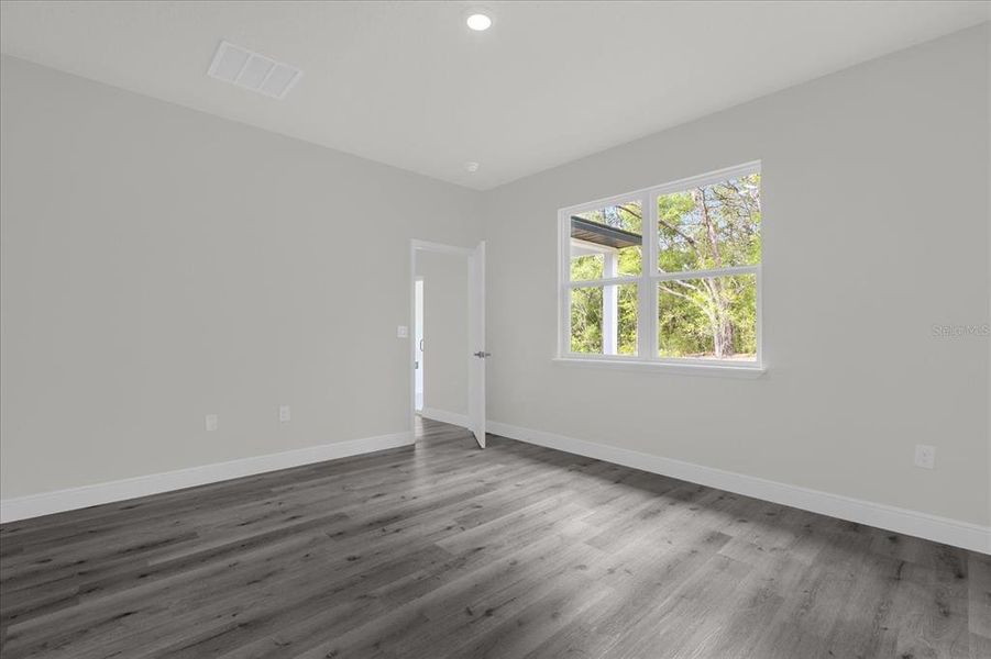 Spacious, unfurnished interior of a new home in , Dunnellon (Image 23).