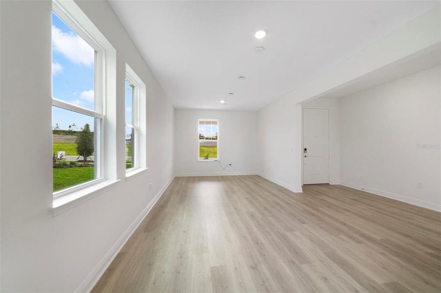 Spacious, unfurnished interior of a new home in Vintner Reserve, Clermont (Image 11).