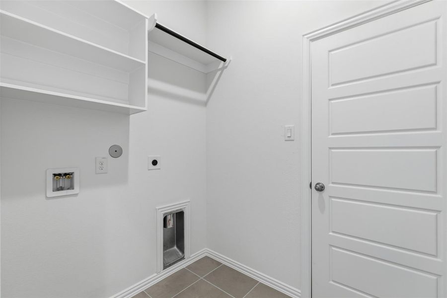 Spacious, unfurnished interior of a new home in Creekhaven, Iowa Colony (Image 16).