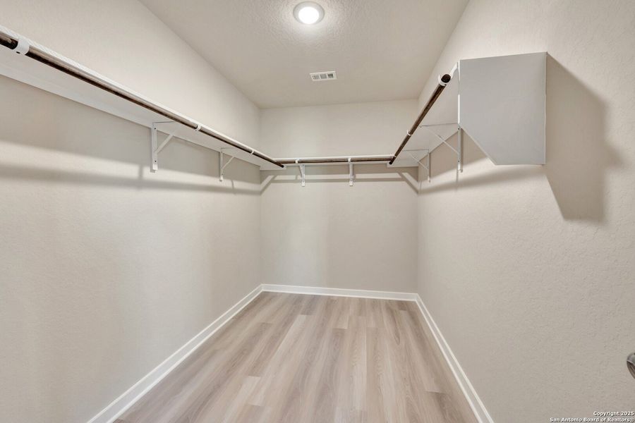 Spacious, unfurnished interior of a new home in Winding Brook, San Antonio (Image 16). Spacious, unfurnished interior of a new home in Winding Brook, San Antonio (Image 16).