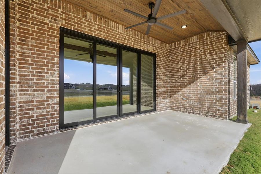 Exterior details and patio area of a home in Aledo Heights - Aledo ISD, Aledo (Image 21).