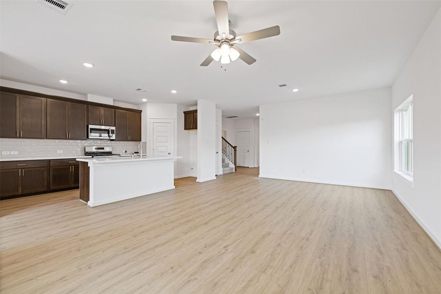 Spacious, unfurnished interior of a new home in Sunterra, Katy (Image 30).