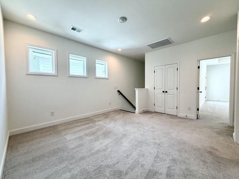 Spacious, unfurnished interior of a new home in , Charleston (Image 34).