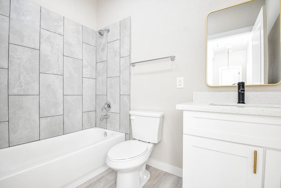 Secondary Bathroom with Shower Tub Combination Secondary Bathroom with Shower Tub Combination