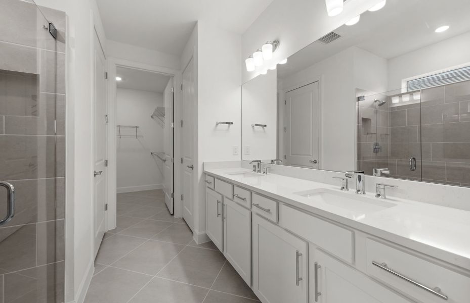 Spacious shower in owner's bathroom Spacious shower in owner's bathroom