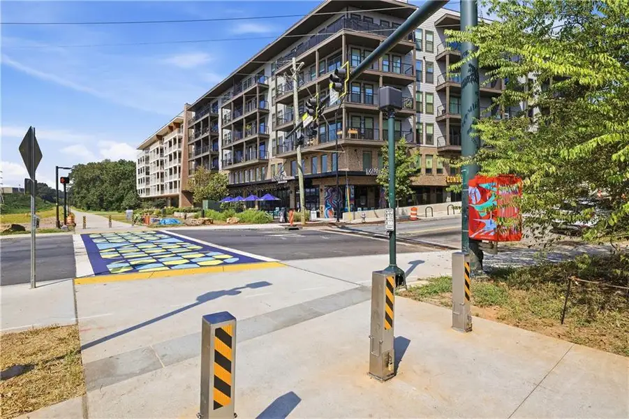 Condo located in Atlanta, GA showcasing its design and architecture (Image 4).