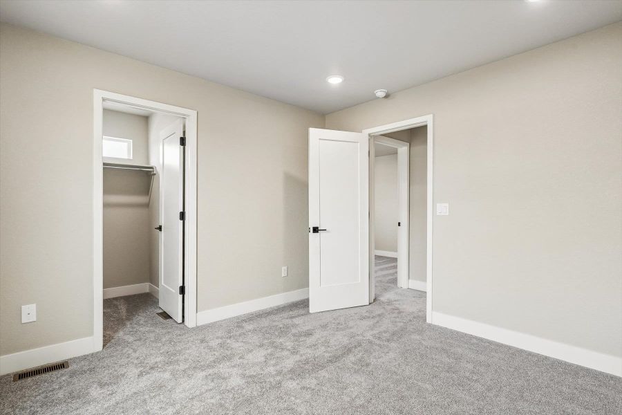 Spacious, unfurnished interior of a new home in Pony Park, Colorado Springs (Image 24).
